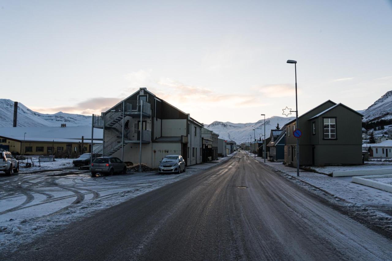 Ferienwohnung Scenic Penthouse - Ocean View & Skylight Windows Siglufjordur Exterior foto