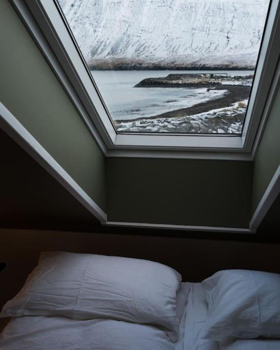 Ferienwohnung Scenic Penthouse - Ocean View & Skylight Windows Siglufjordur Exterior foto