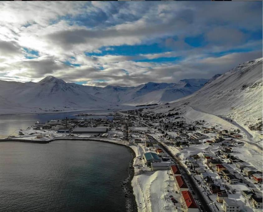 Ferienwohnung Scenic Penthouse - Ocean View & Skylight Windows Siglufjordur Exterior foto