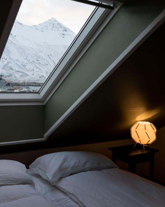 Ferienwohnung Scenic Penthouse - Ocean View & Skylight Windows Siglufjordur Exterior foto