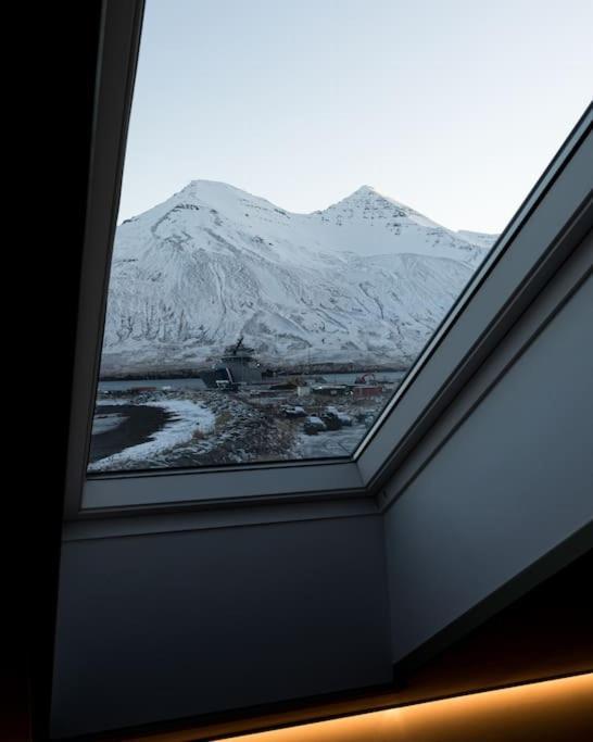 Ferienwohnung Scenic Penthouse - Ocean View & Skylight Windows Siglufjordur Exterior foto